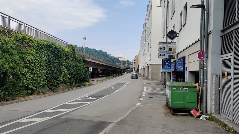 Unterhalb der Schanzlbrücke in Passau soll eine Flutschutzmauer entstehen. Die Parkplätze würden damit verdeckt.