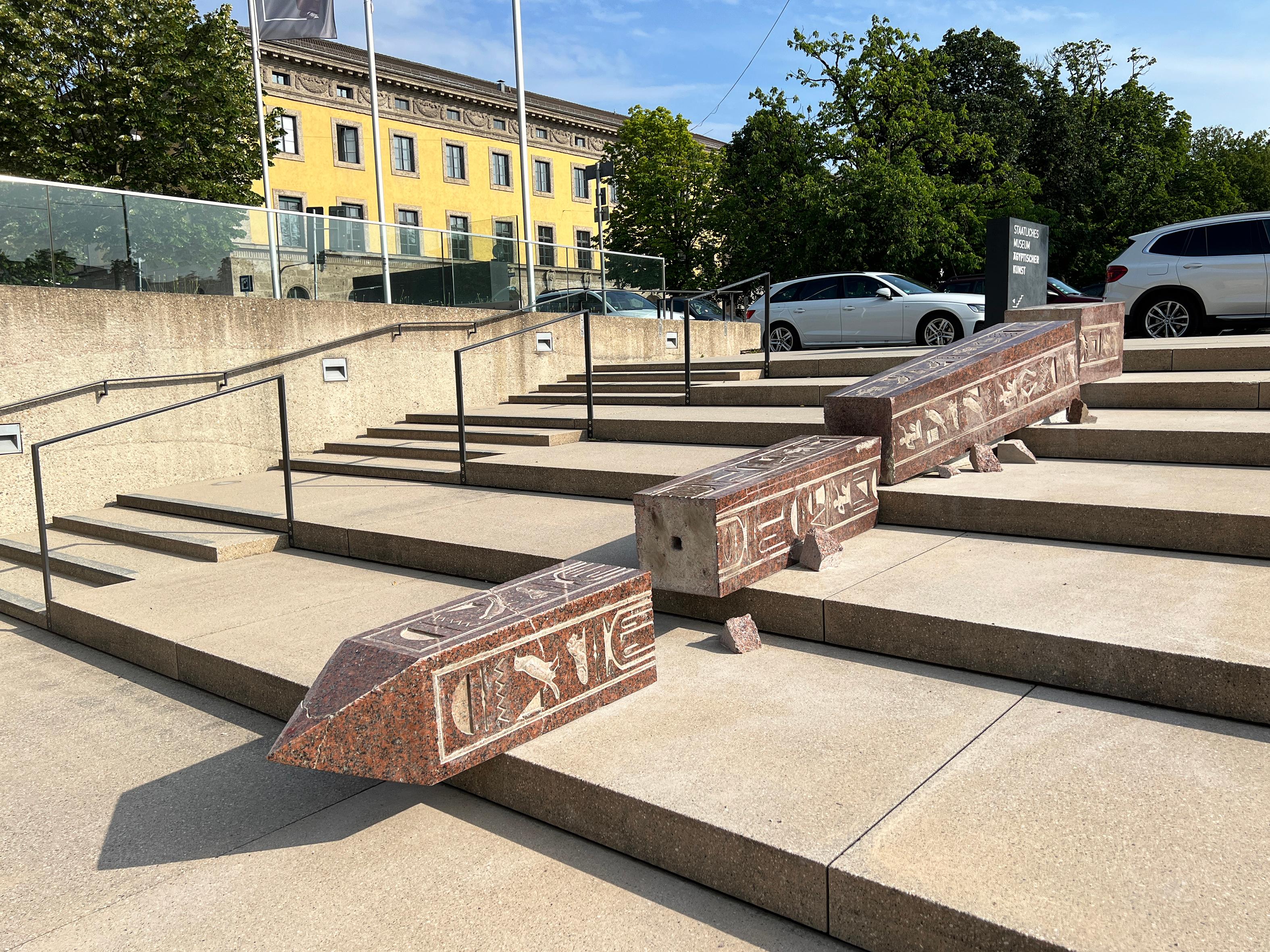 Zerstörter Obelisk vor dem Ägyptischen Museum in München 