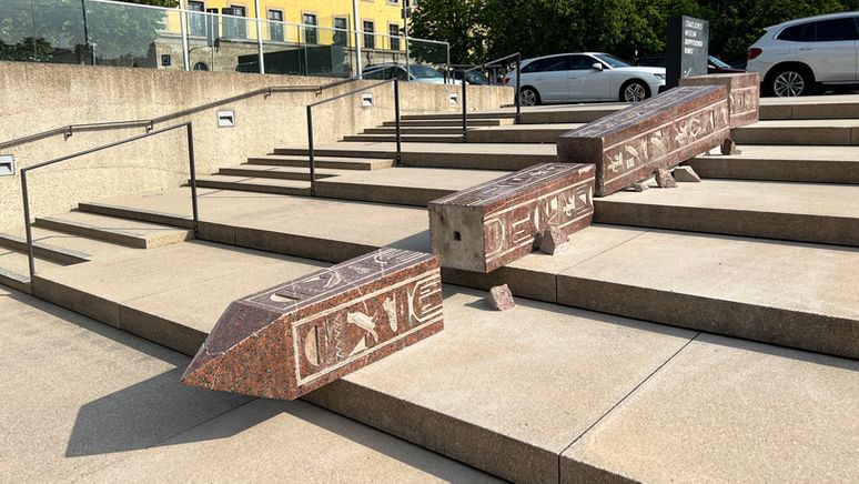 Zerstörter Obelisk vor dem Ägyptischen Museum in München  | Bild:SMÄK / Melanie Flossmann