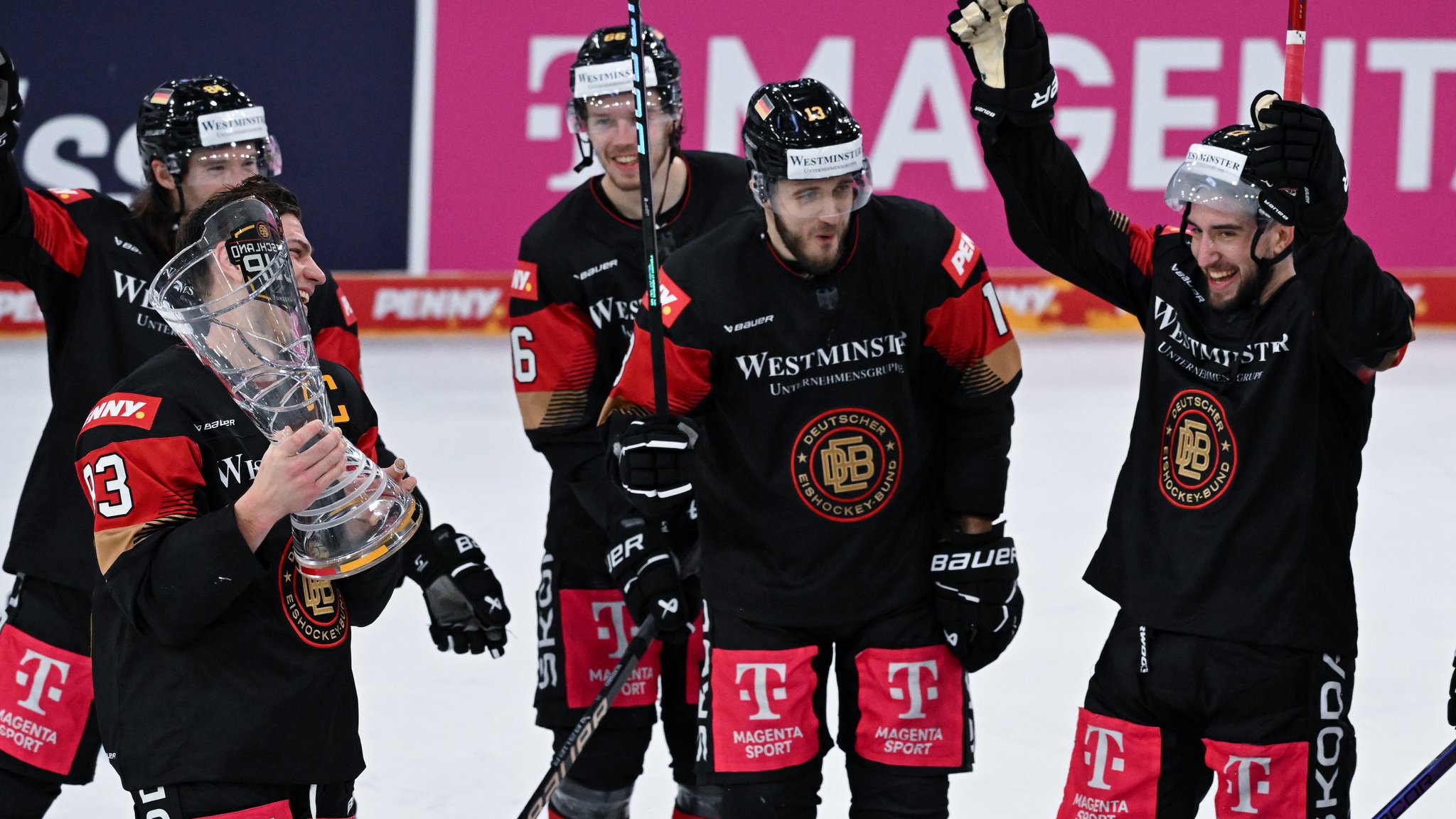 Deutsche Eishockeyspieler mit Deutschland-Cup-Pokal