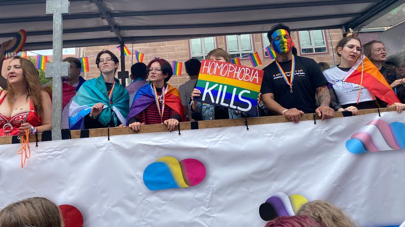 Ein Wagen auf dem Christopher Street Day 2023 in Nürnberg mit einem Schild "Homophobia kills"