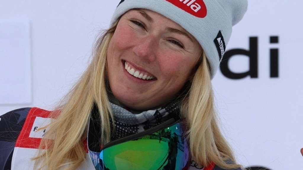 10.03.2023, Schweden, Are: Ski alpin: Weltcup, Riesenslalom, Damen: Mikaela Shiffrin aus den USA freut sich über ihren Sieg. 