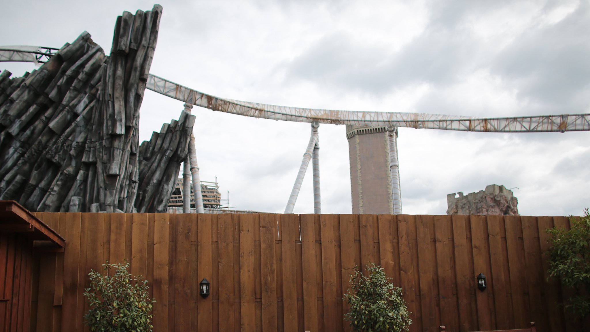 Blick auf die Achterbahn "Taron" im Phantasialand (Archivbild)