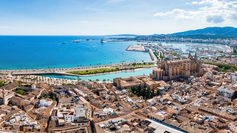 (Symbolbild) Foto aus der Luft von Palma de Mallorca | Bild: dpa-Bildfunk/Stock Adobe (Symbolbild) Foto aus der Luft von Palma de Mallorca