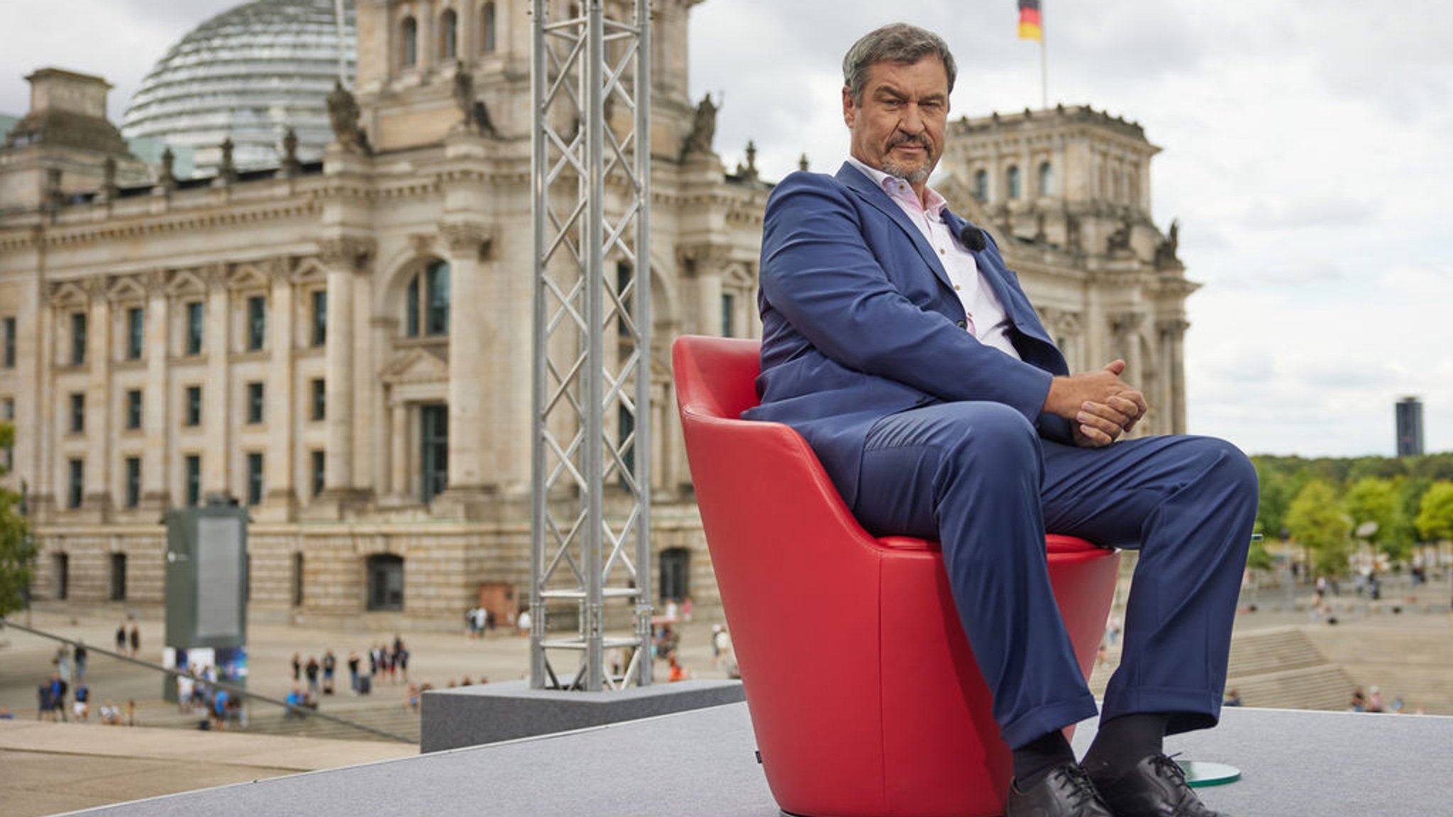 25.08.2024, Berlin: Markus Söder (CSU), Bundesvorsitzender, kommt zum ARD-Sommerinterview und sitzt vor dem Reichstagsgebäude. Das Interview wird am Abend in der Sendung "Bericht aus Berlin· ausgestrahlt. Foto: Joerg Carstensen/dpa +++ dpa-Bildfunk +++