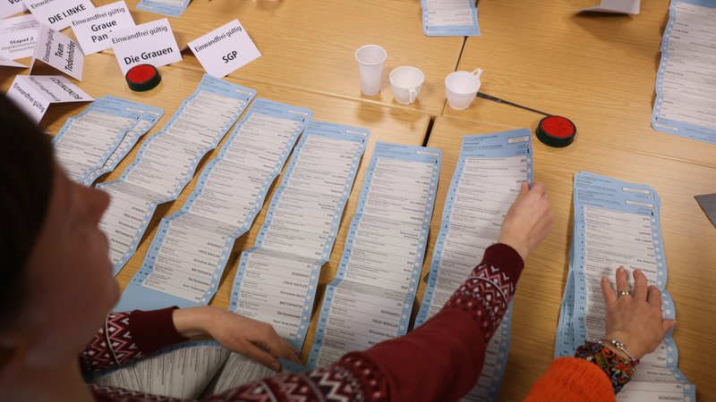 Nach der Wiederholungswahl zum Berliner Abgeordnetenhaus werden bei einer Öffentlichen Auszählung Wahlbriefe im Bezirk Lichtenberg nachgezählt.