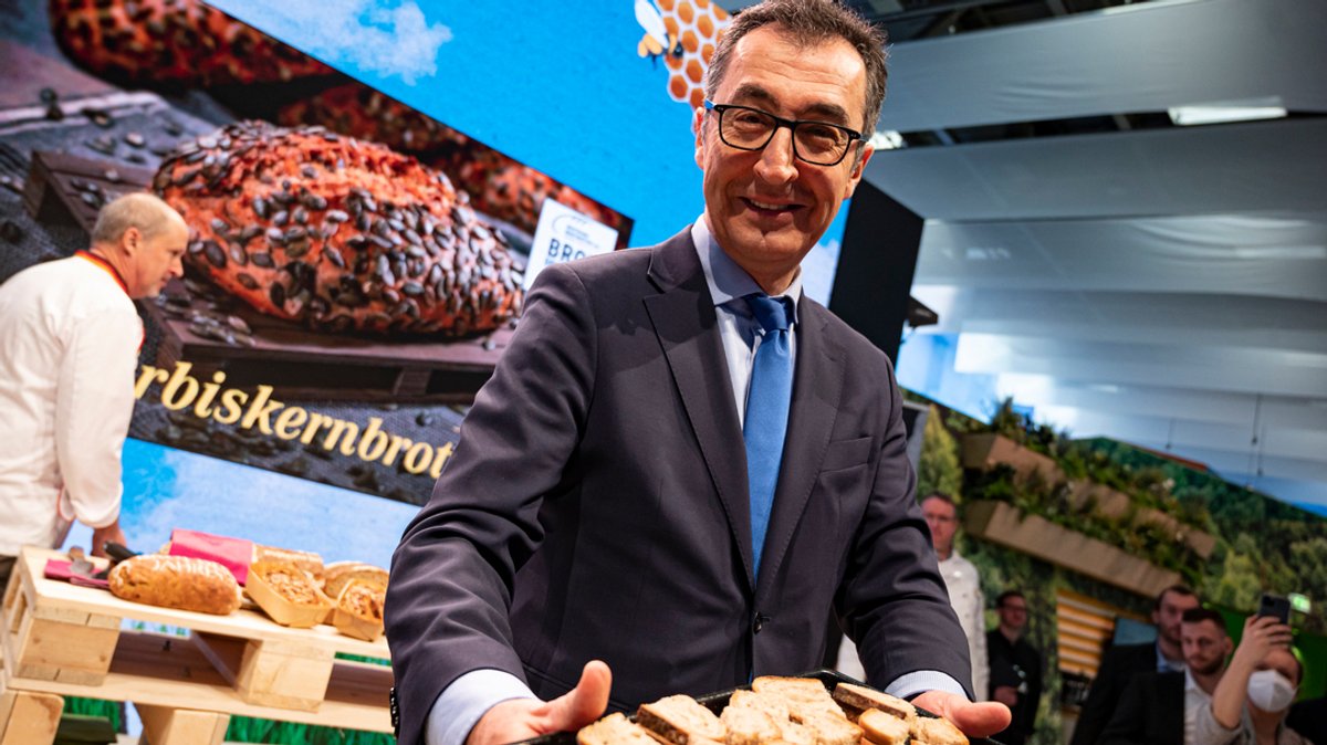 Cem Özdemir (Bündnis 90/Die Grünen), Bundesminister für Ernährung und Landwirtschaft, hält auf der Verkündung des «Brot des Jahres» auf der Internationalen Grünen Woche ein Tablett mit Kürbiskernbrot in der Hand.