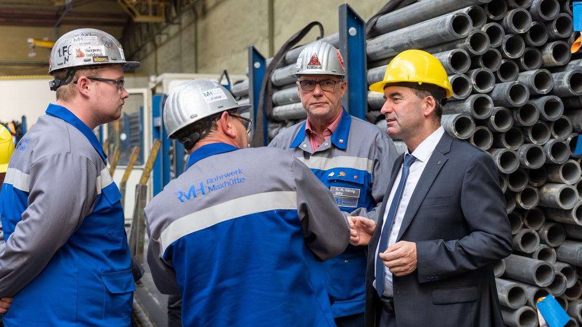 Bayerns Wirtschaftsminister Aiwanger (FW) im Gespräch mit Mitarbeitern des Rohrwerks Maxhütte