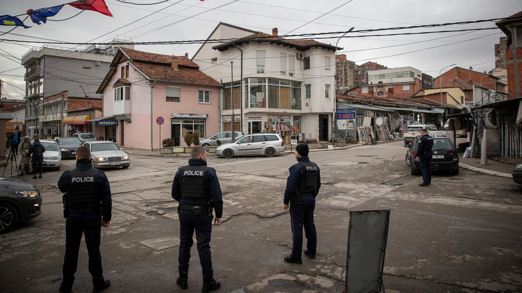 Kosovo-Polizisten patrouillieren in einem Viertel in der ethnisch geteilten Stadt Mitrovica.