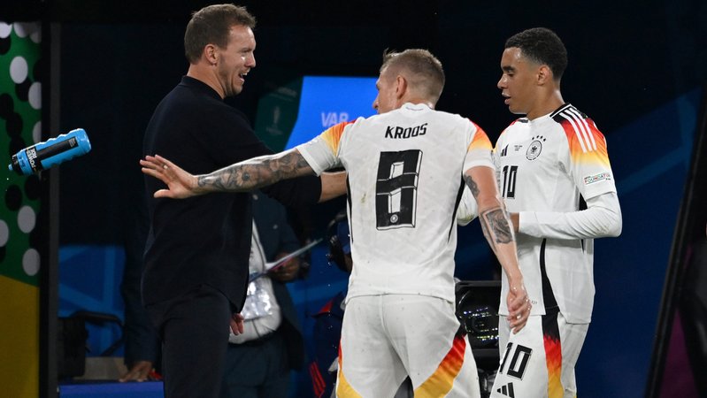 Julian Nagelsmann, Toni Kroos und Jamal Musiala | Bild: picture alliance/dpa | Bernd Thissen Julian Nagelsmann, Toni Kroos und Jamal Musiala