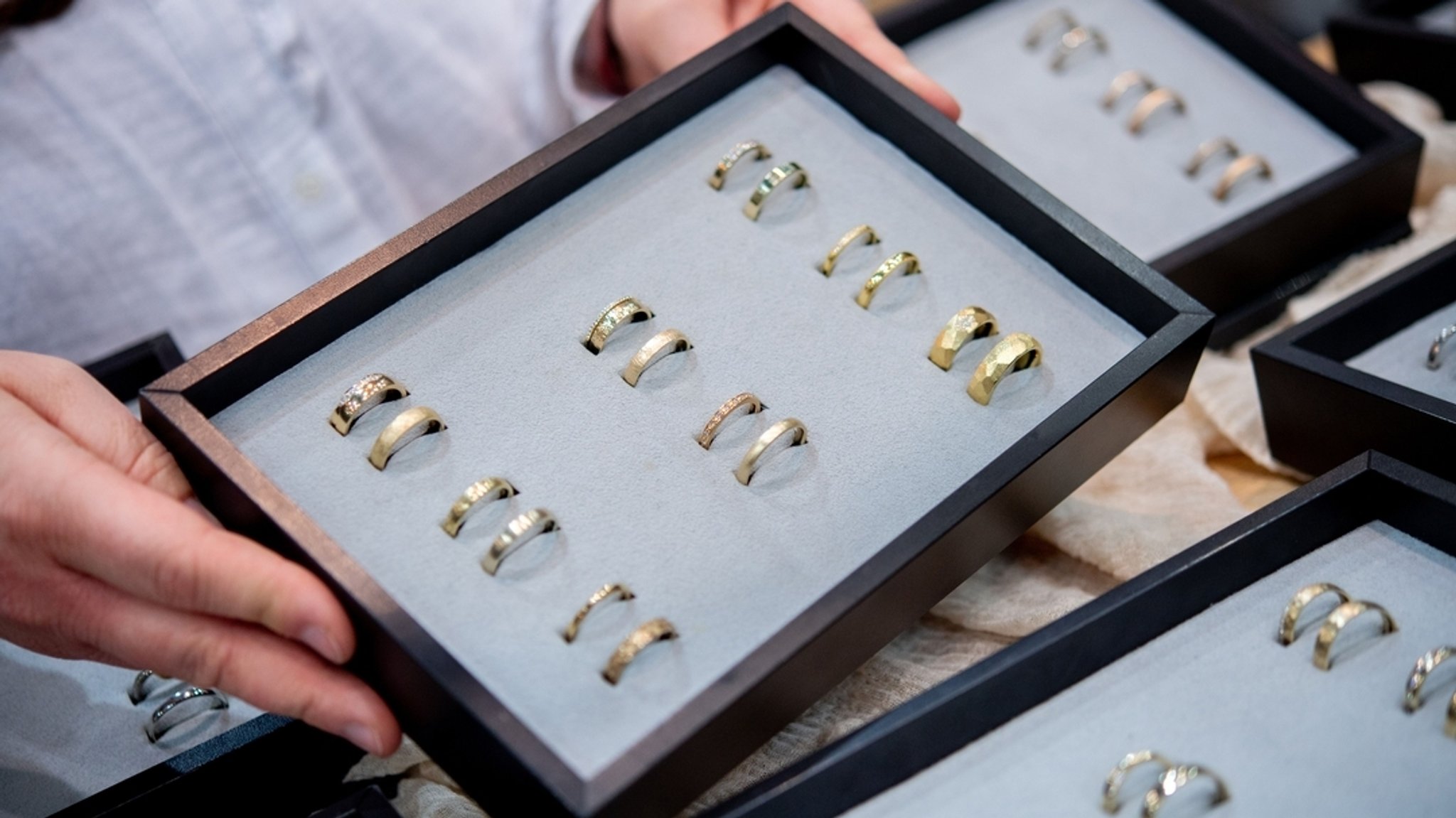 Eine Juwelierin präsentiert an einem Stand auf einer Hochzeitsmesse verschiedene Trauringe. | Bild: Hauke-Christian Dittrich/dpa-Bildfunk Eine Juwelierin präsentiert an einem Stand auf einer Hochzeitsmesse verschiedene Trauringe.