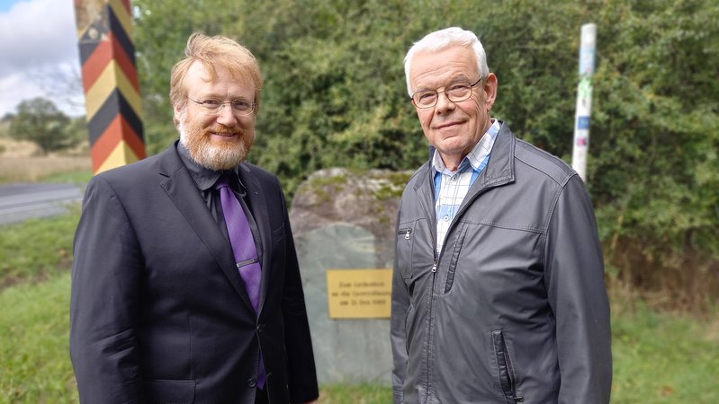 Seit 35 Jahren sind die Kirchmitglieder in Kontakt: Pfarrer Hans-Christian Glas (l.) aus Hof und Karl-Heinz Frank (r.) aus Plauen. | Bild: BR/ Iris Tsakiridis Seit 35 Jahren sind die Kirchmitglieder in Kontakt: Pfarrer Hans-Christian Glas (l.) aus Hof und Karl-Heinz Frank (r.) aus Plauen.