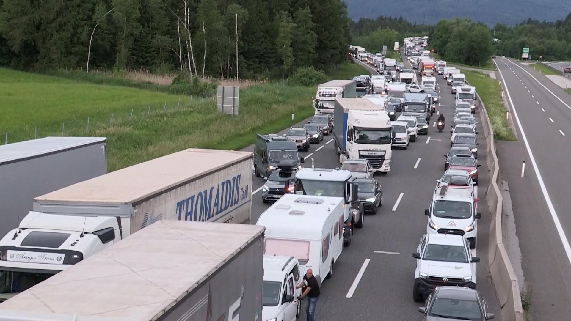 Kilometerlanger Stau auf Österreichs Tauernautobahn
