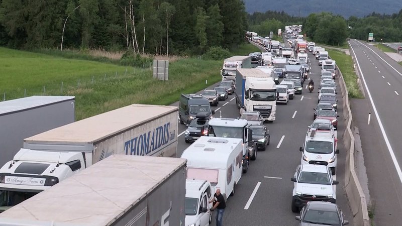 Kilometerlanger Stau auf Österreichs Tauernautobahn | Bild: Bayerischer Rundfunk 2025 Kilometerlanger Stau auf Österreichs Tauernautobahn