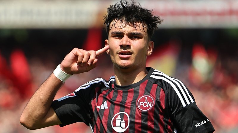 11.05.2024, Bayern, Nürnberg: Fußball: 2. Bundesliga, 1. FC Nürnberg - SV Elversberg, 33. Spieltag im Max-Morlock-Stadion. Der Nürnberger Can Yilmaz Uzun jubelt über seinen Treffer zum 3:0. Foto: | Bild: dpa-Bildfunk/Daniel Karmann 11.05.2024, Bayern, Nürnberg: Fußball: 2. Bundesliga, 1. FC Nürnberg - SV Elversberg, 33. Spieltag im Max-Morlock-Stadion. Der Nürnberger Can Yilmaz Uzun jubelt über seinen Treffer zum 3:0. Foto: