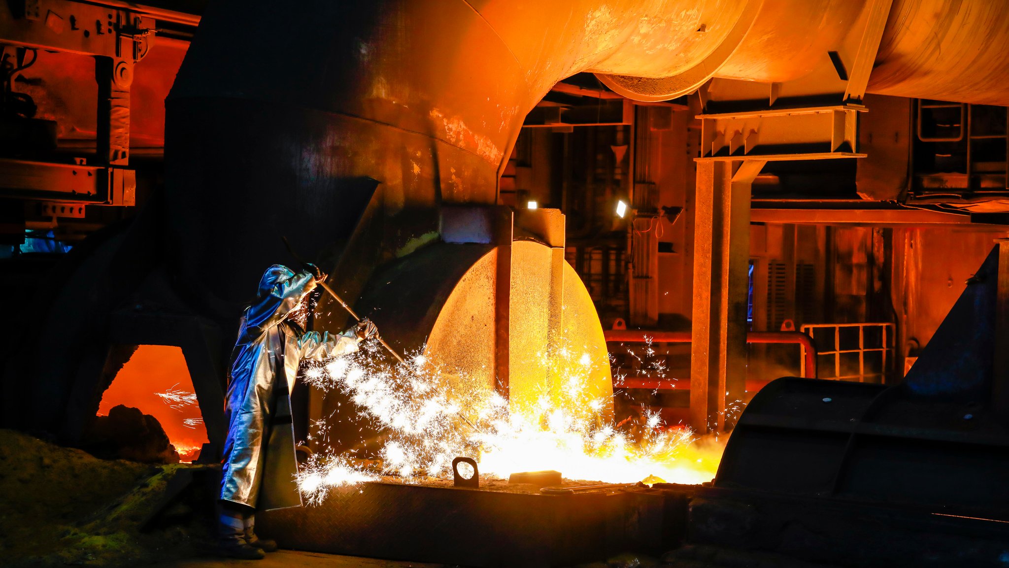 Duisburg, Ruhrgebiet, Nordrhein-Westfalen, Deutschland - ThyssenKrupp Steel, ein Stahlarbeiter im Schutzanzug entnimmt eine 1.500 Grad heiße Roheisenprobe beim Abstich am Hochofen.