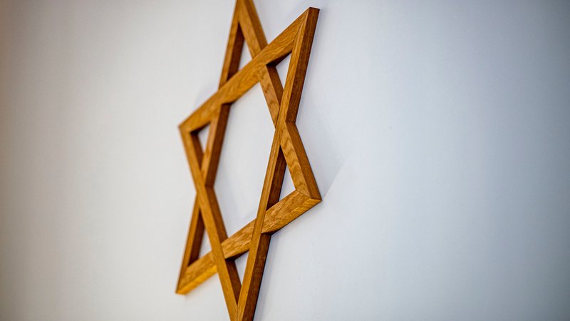 Ein Davidstern hängt an einer Wand im Gebetsraum einer Synagoge (Symbolbild).