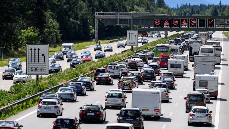 Symbolbild: Autos stehen im Stau auf A8 in Richtung Brenner-Autobahn