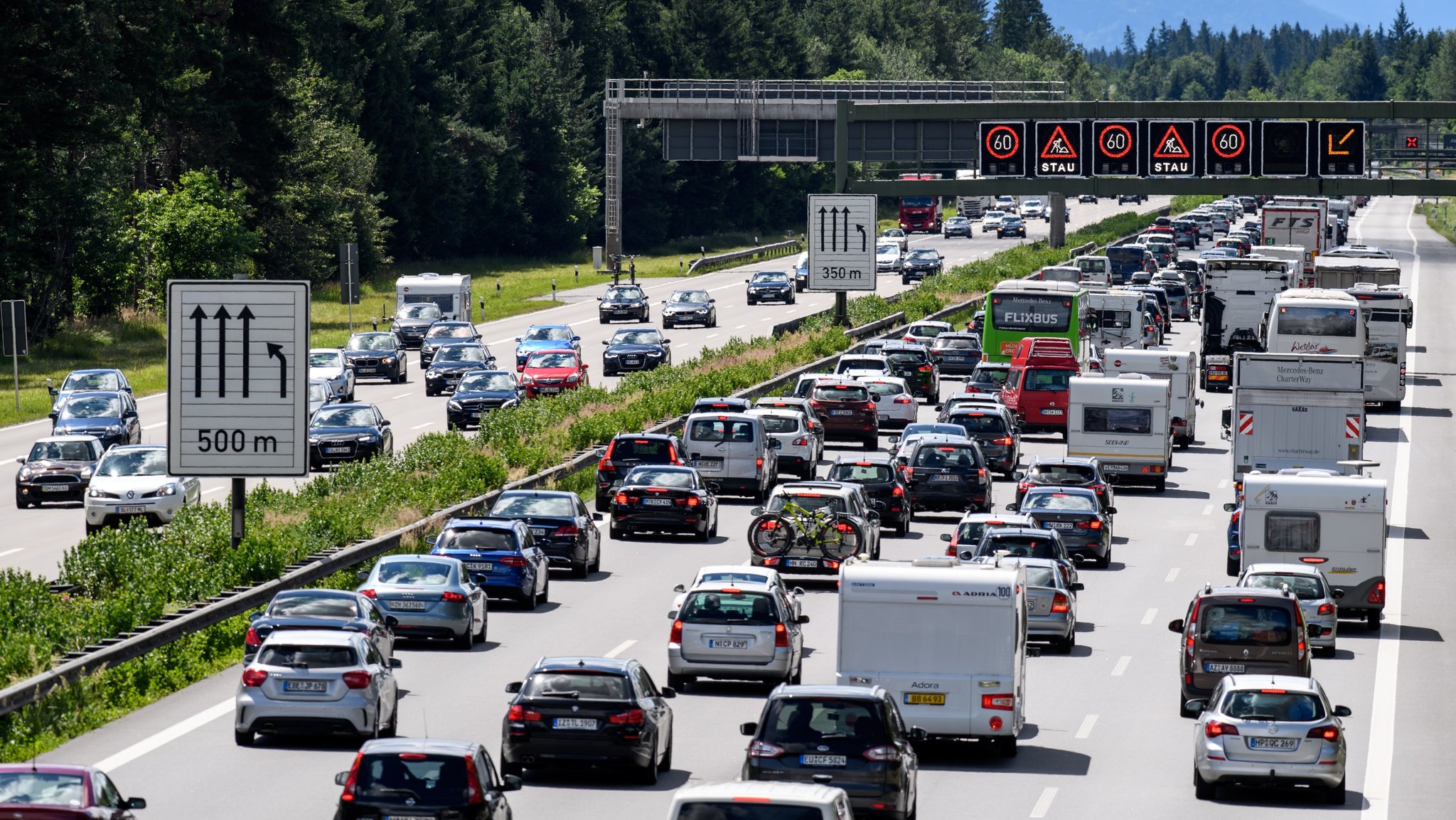 Symbolbild: Autos stehen im Stau auf A8 in Richtung Brenner-Autobahn