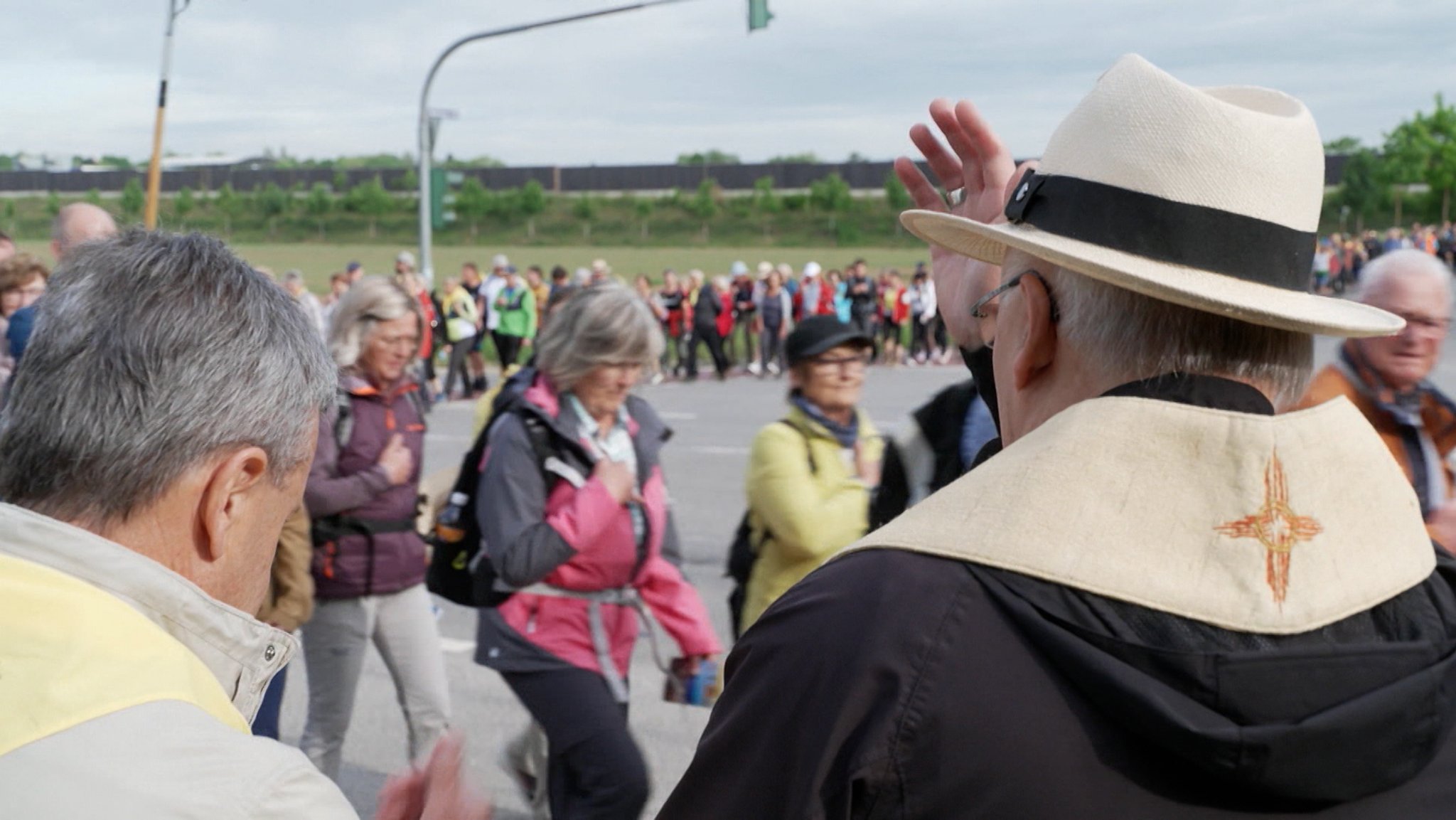 Pilger starten Fußwallfahrt nach Altötting: Am Morgen sind etwa 2.300 Gläubige in Regensburg unter dem Motto "Geh und verkünde Gottes Reich" losgezogen. Die erste Etappe führt über Obertraubling nach Mengkofen.