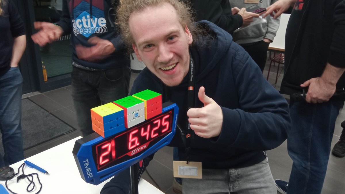 Jakob Schöley hat in Schweinfurt einen Weltrekord geknackt: Er löste drei Zauberwürfel jonglierend in nur zwei Minuten und sechs Sekunden. 