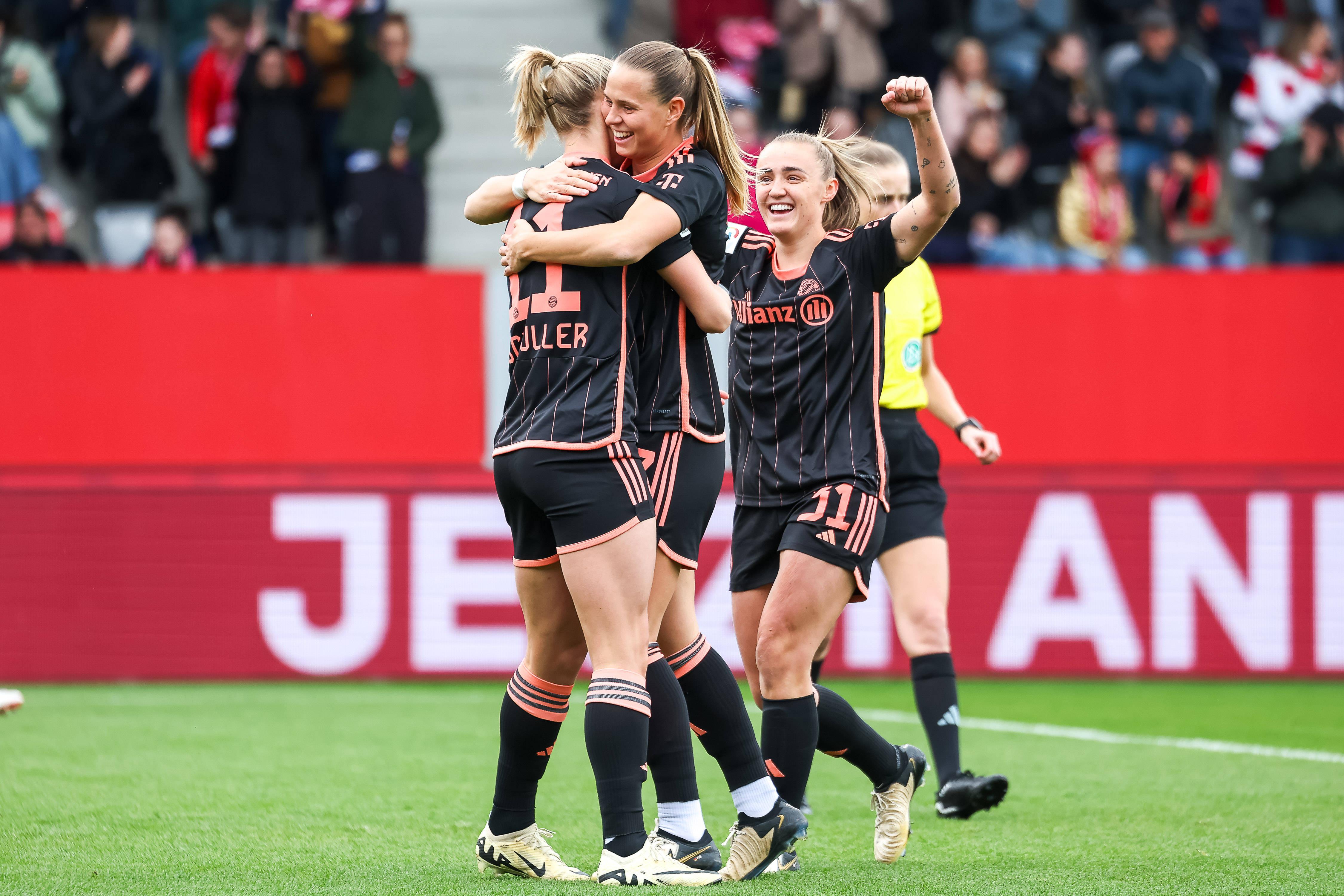 Jubelnde Spielerinnen des FC Bayern