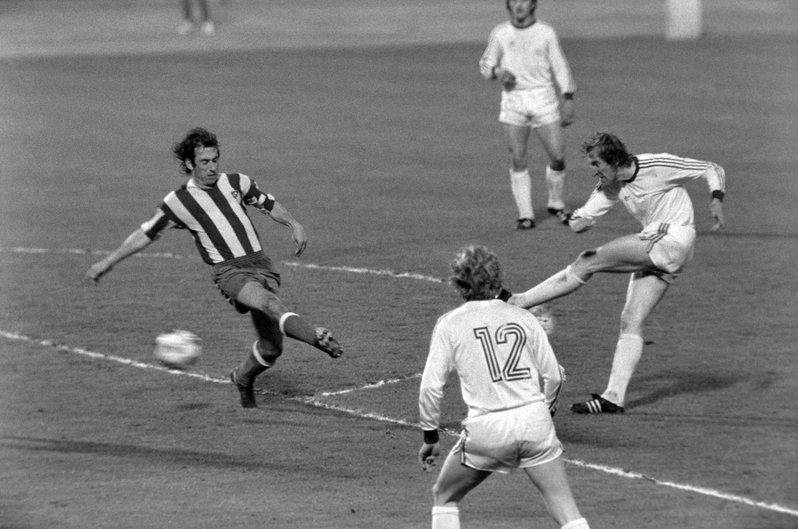 Bayern Muenchen - Atletico Madrid 15.05.1974 Georg SCHWARZENBECK (FC Bayern, re) erzielt das Tor zum 1:1