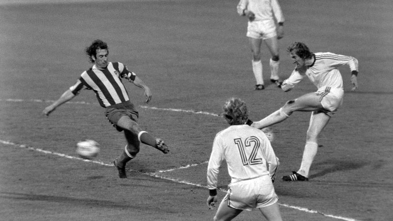 Bayern Muenchen - Atletico Madrid 15.05.1974 Georg SCHWARZENBECK (FC Bayern, re) erzielt das Tor zum 1:1 | Bild: picture alliance / SZ Photo | Werek Bayern Muenchen - Atletico Madrid 15.05.1974 Georg SCHWARZENBECK (FC Bayern, re) erzielt das Tor zum 1:1