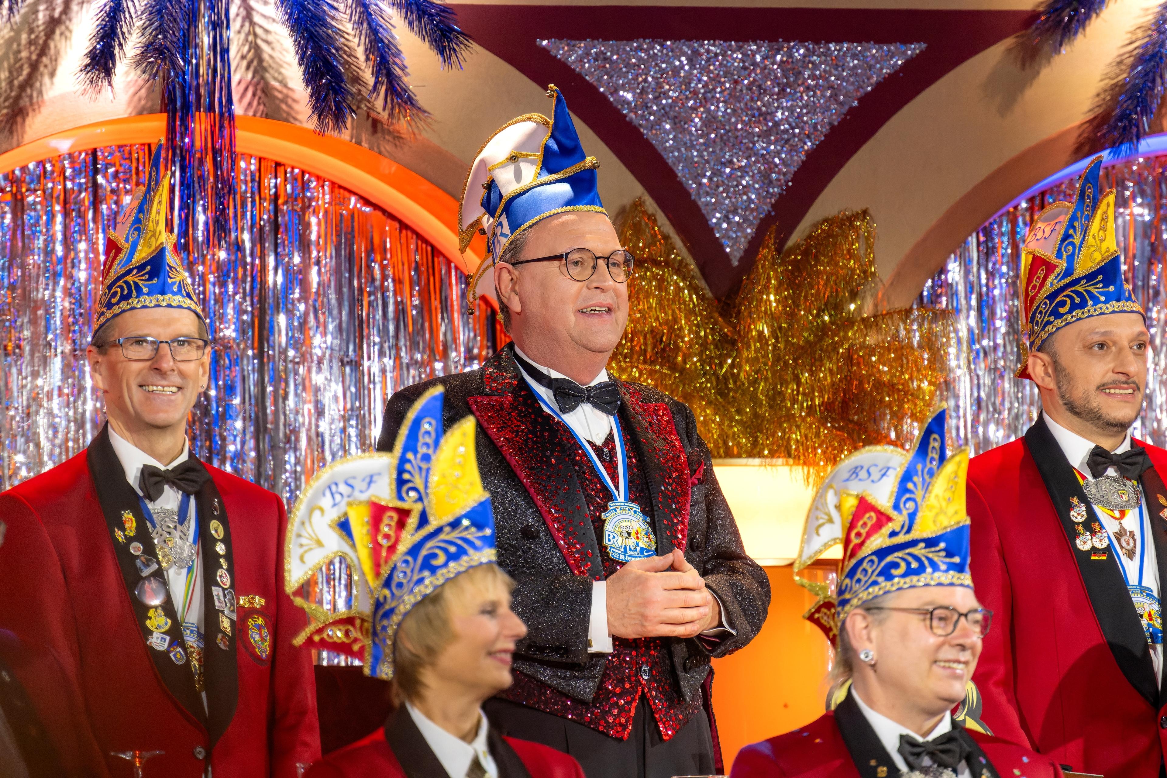 Sitzungspräsident Georg Ried führt durch den Abend und kümmert sich gemeinsam mit dem Elferrat des Bayerisch-Schwäbischen Fastnachtsverbandes (BSF) um die Einhaltung des närrischen Protokolls.