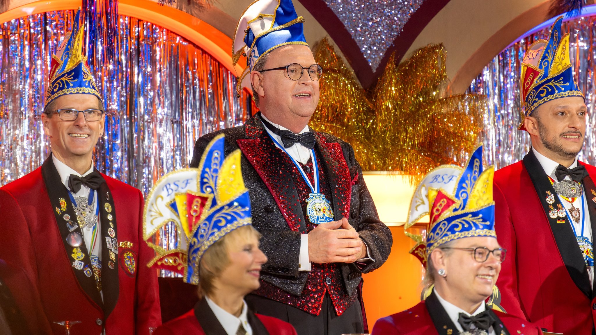 Sitzungspräsident Georg Ried führt durch den Abend und kümmert sich gemeinsam mit dem Elferrat des Bayerisch-Schwäbischen Fastnachtsverbandes (BSF) um die Einhaltung des närrischen Protokolls.