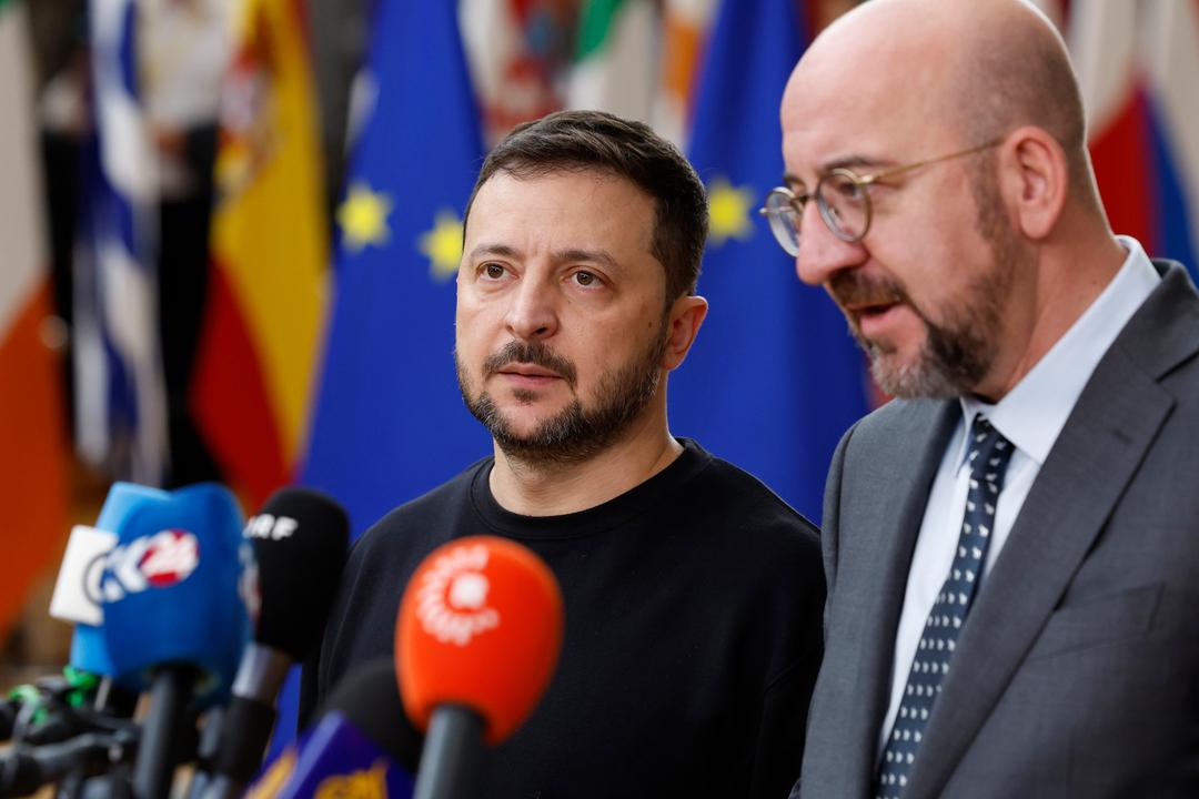 Wolodymyr Selenskyj (l), Präsident der Ukraine, neben dem Präsidenten des Europäischen Rates Charles Michel.