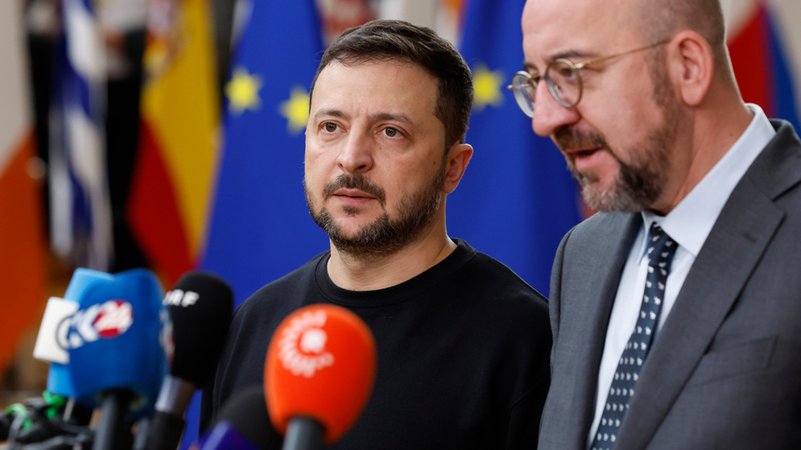 Wolodymyr Selenskyj (l), Präsident der Ukraine, neben dem Präsidenten des Europäischen Rates Charles Michel. | Bild: dpa-Bildfunk/Geert Vanden Wijngaert Wolodymyr Selenskyj (l), Präsident der Ukraine, neben dem Präsidenten des Europäischen Rates Charles Michel.