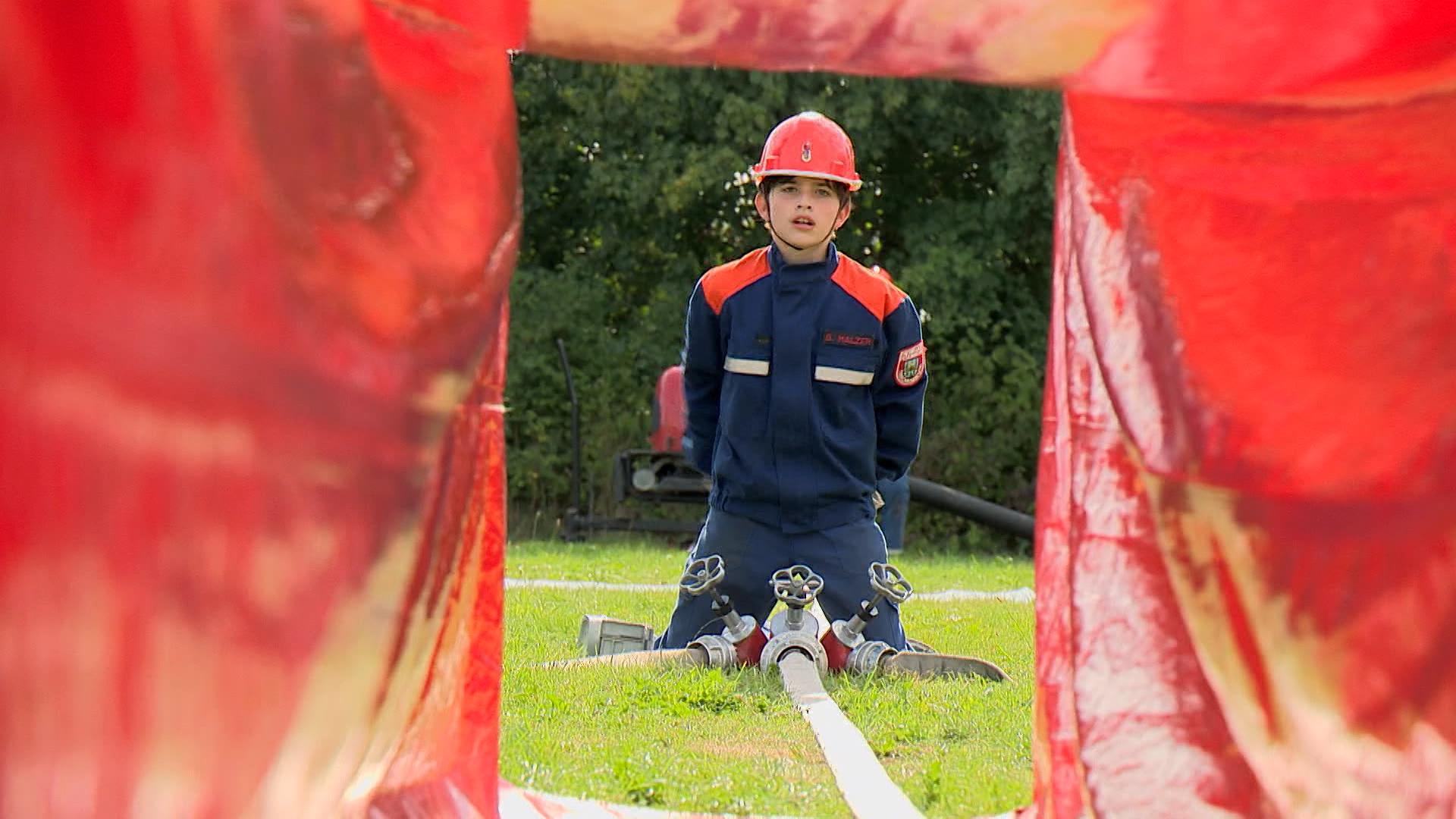 Ein Nachwuchs-Feuerwehrler bei einer Übung