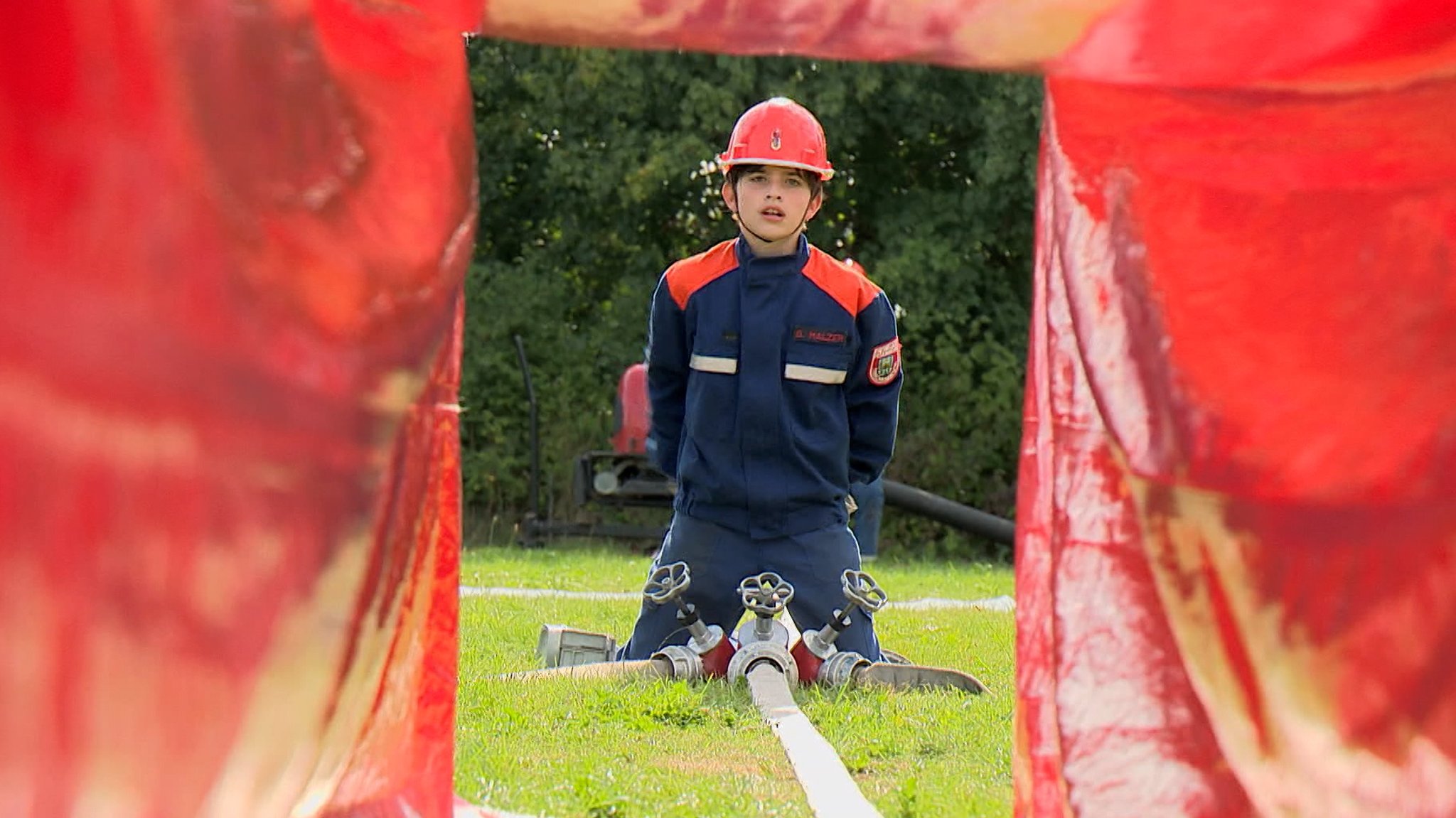 Ein Nachwuchs-Feuerwehrler bei einer Übung