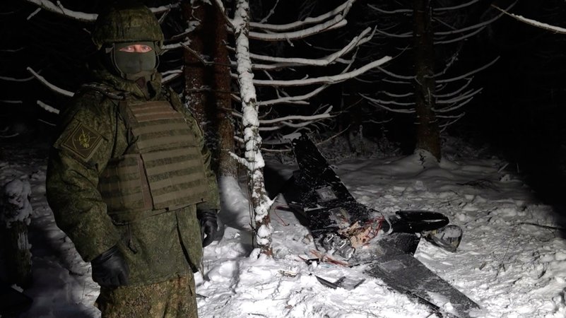 Foto des ukrainischen Verteidigungsministeriums, das einen russischen Soldaten mit einer ukrainischen Drohnen zeigt. | Bild: dpa-Bildfunk/Uncredited Foto des ukrainischen Verteidigungsministeriums, das einen russischen Soldaten mit einer ukrainischen Drohnen zeigt.
