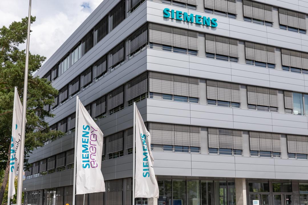 Fahnen mit Siemens-Energy-Logo in Erlangen.