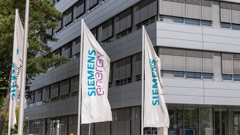 Fahnen mit Siemens-Energy-Logo in Erlangen. | Bild: BR/Leon Baatz Fahnen mit Siemens-Energy-Logo in Erlangen.