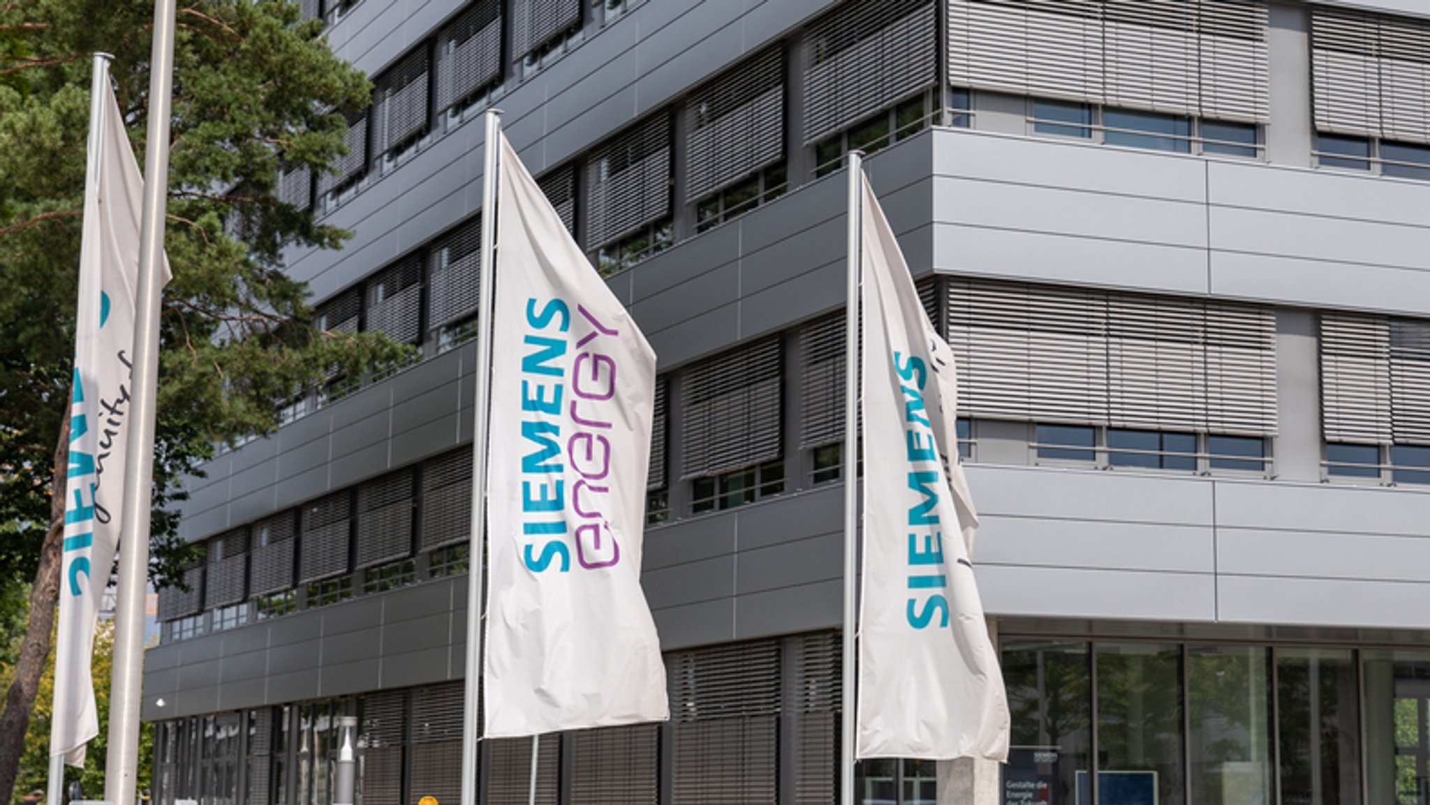 Fahnen mit Siemens-Energy-Logo in Erlangen.