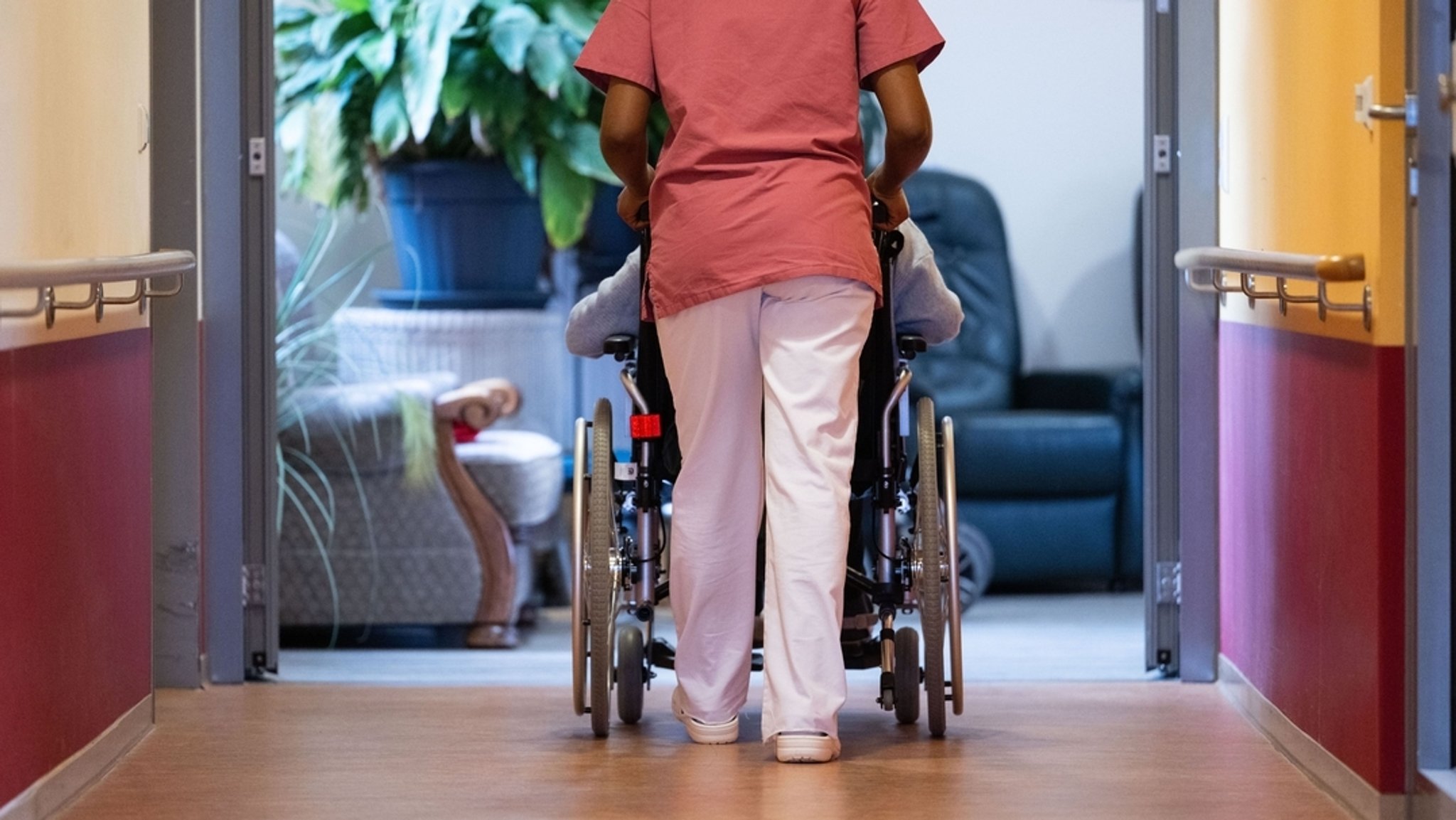 Gesundheitsministerin legt Sparpaket für die Pflege vor