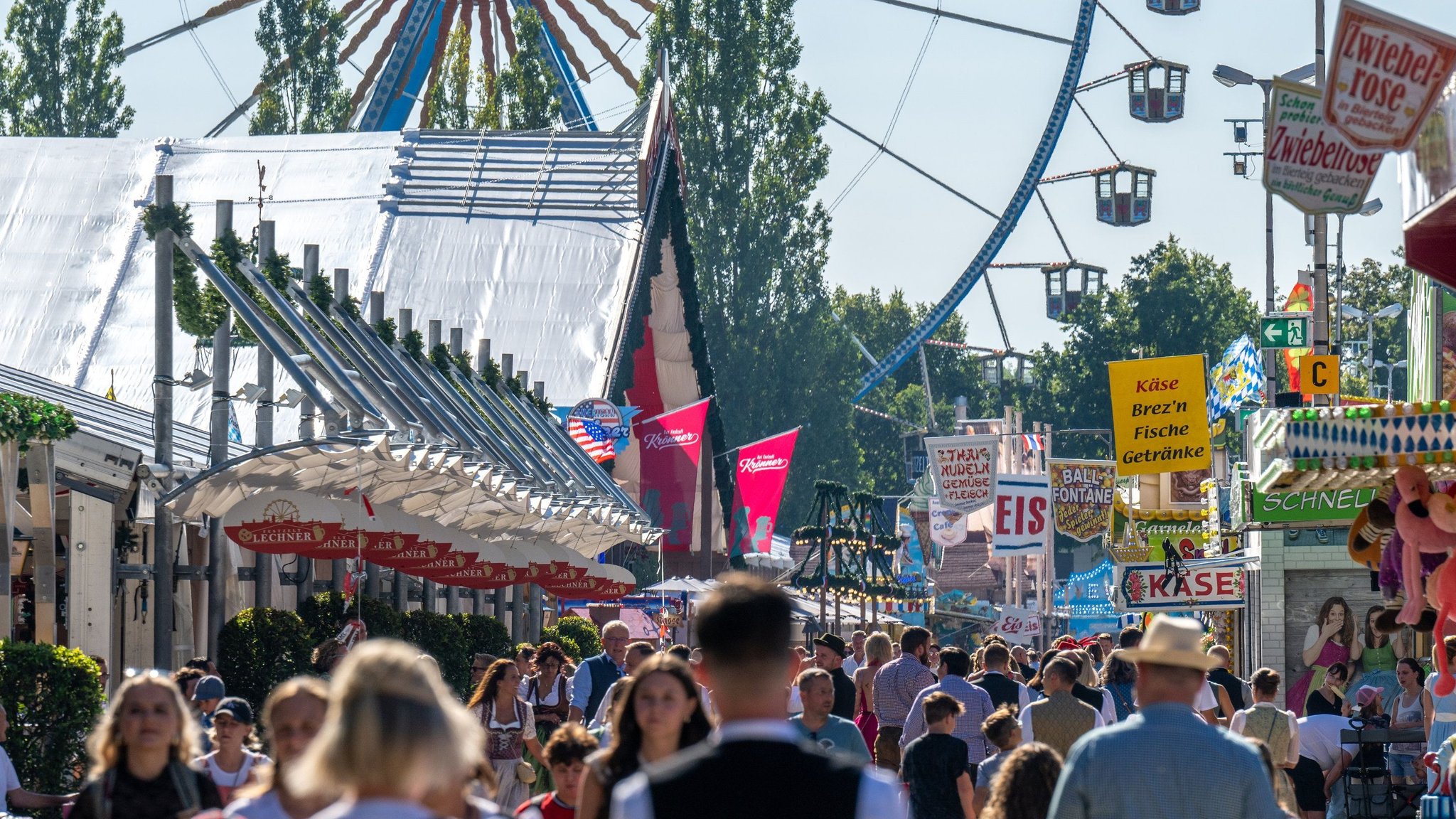 Viele Besucherinnen und Besucher am Gäubodenvolksfest in Straubing