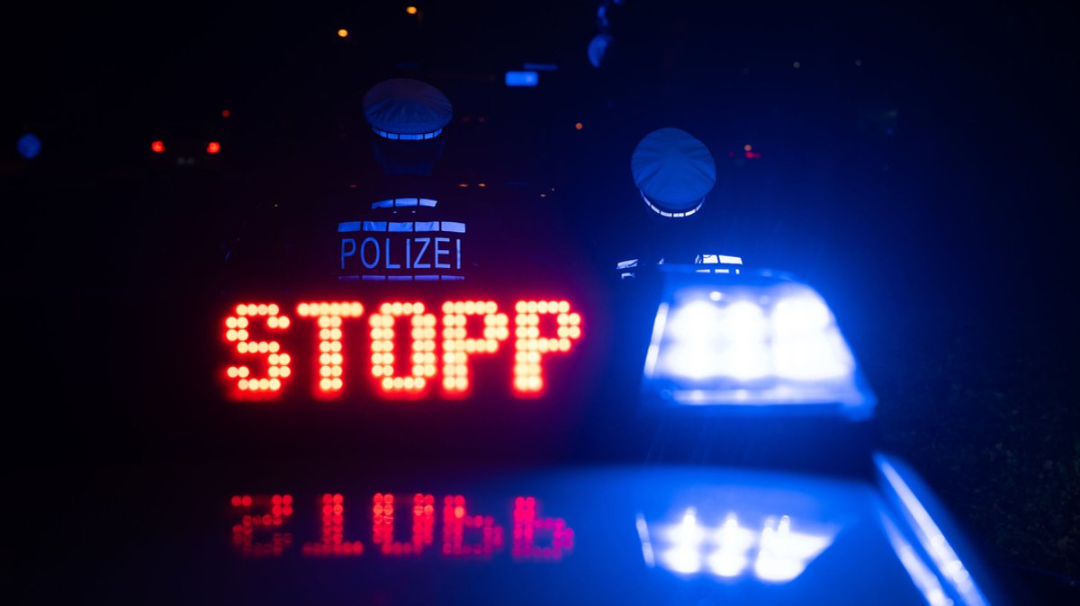 Polizeiauto mit blinkendem STOPP-Signal. 