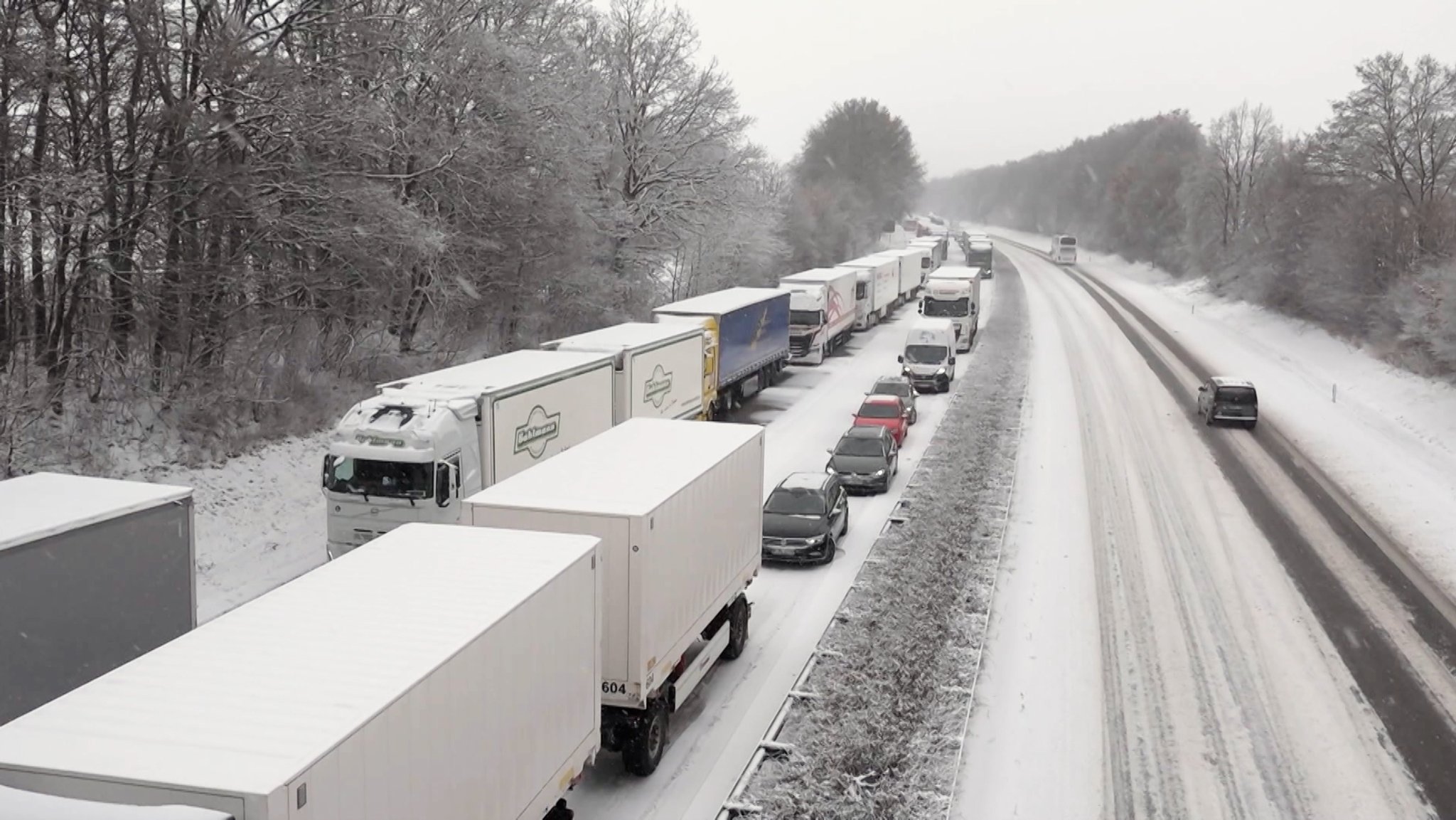 Autokolonne auf verschneiten Straßen