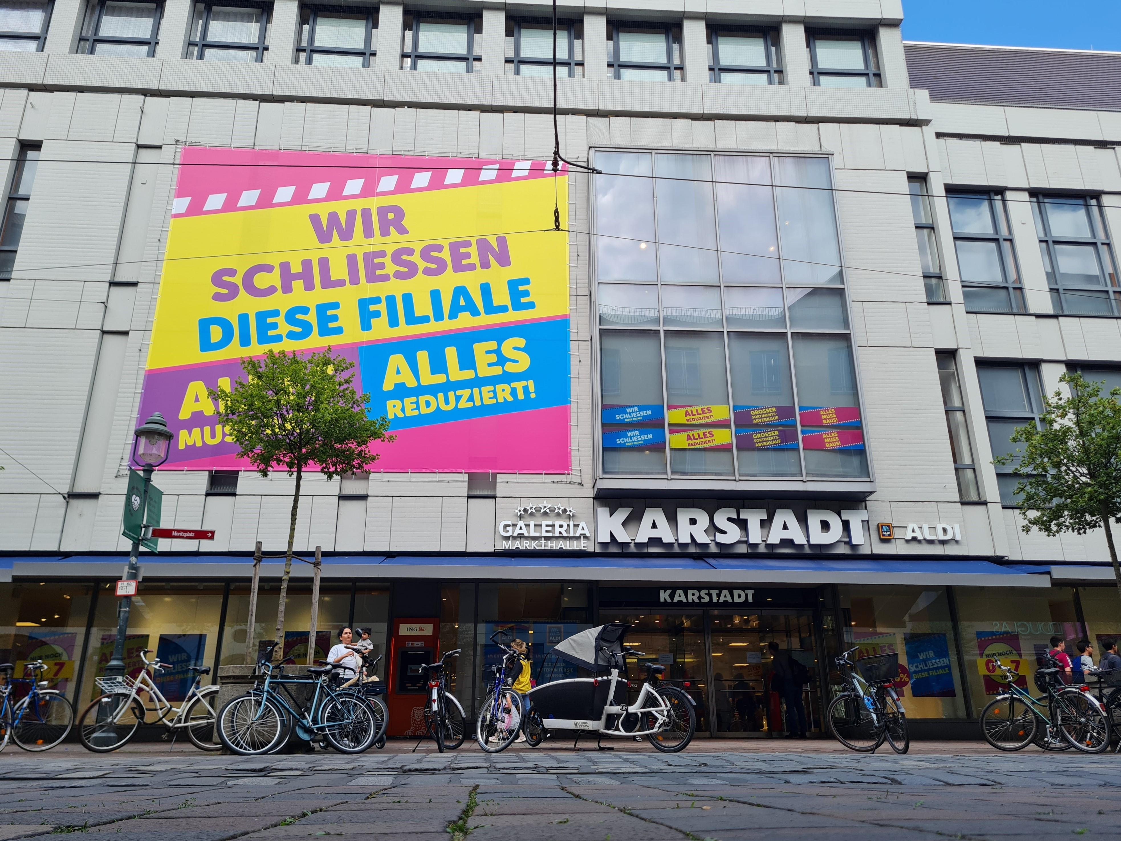 Großer Räumungsverkauf in der Karstadt-Filiale Augsburg, die zum 24. August schließen soll.