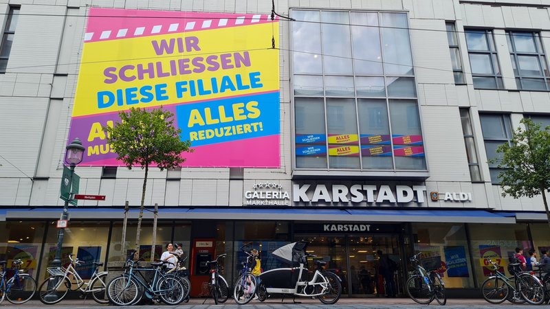 Großer Räumungsverkauf in der Karstadt-Filiale Augsburg, die zum 24. August schließen soll. | Bild: BR/ Veronika Scheidl Großer Räumungsverkauf in der Karstadt-Filiale Augsburg, die zum 24. August schließen soll.