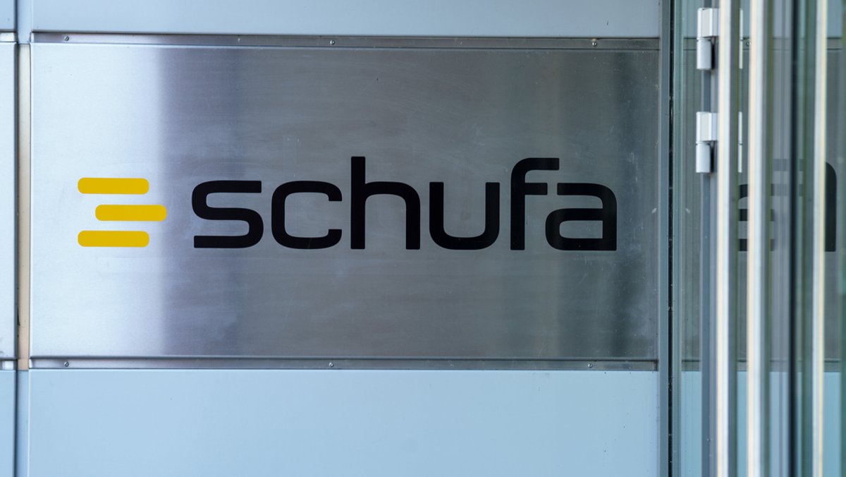 Das Schufa-Logo auf einer Wand der Firmenzentrale in Wiesbaden