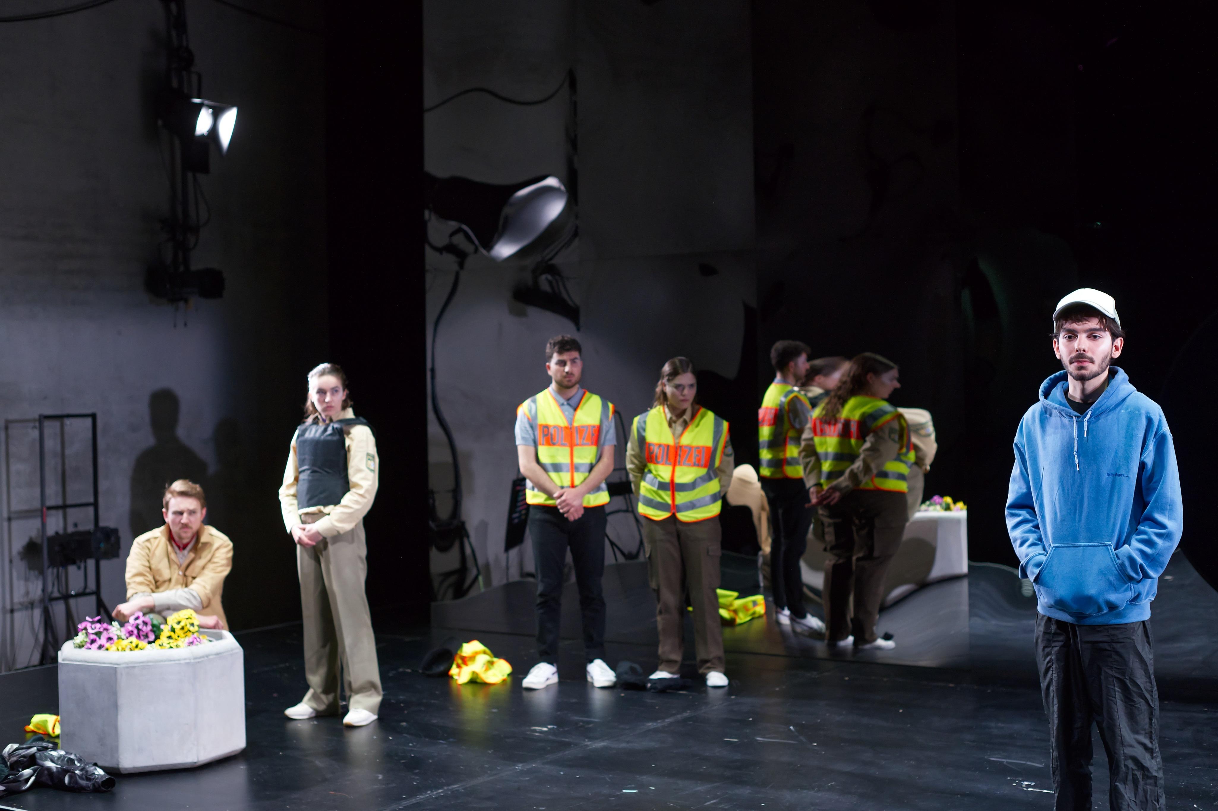 Szene aus dem Münchner Volkstheater-Stück "Offene Wunde". 