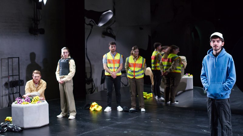 Szene aus dem Münchner Volkstheater-Stück "Offene Wunde". | Bild: Gabriela Neeb Szene aus dem Münchner Volkstheater-Stück "Offene Wunde".