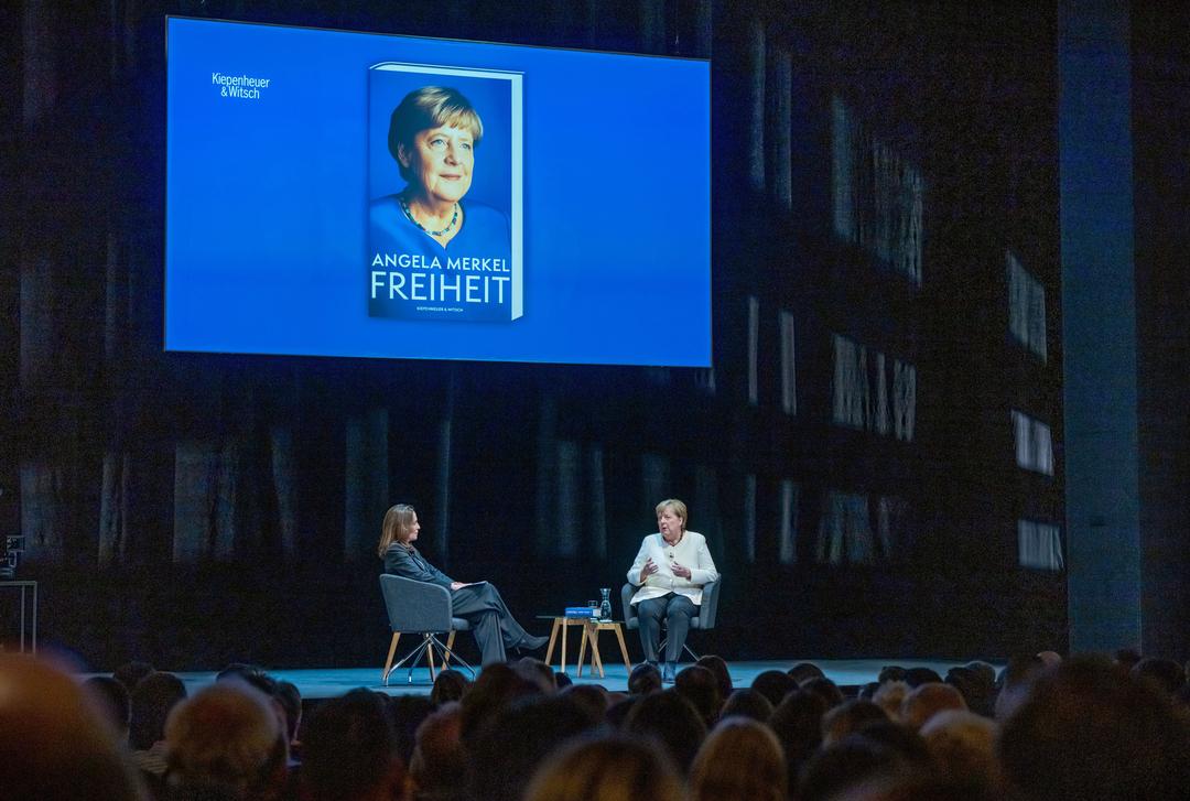  Ex-Kanzlerin Angela Merkel (r) sitzt auf der Bühne des Deutschen Theaters mit Moderatorin Anne Will bei der Vorstellung ihres Buchs «Freiheit.