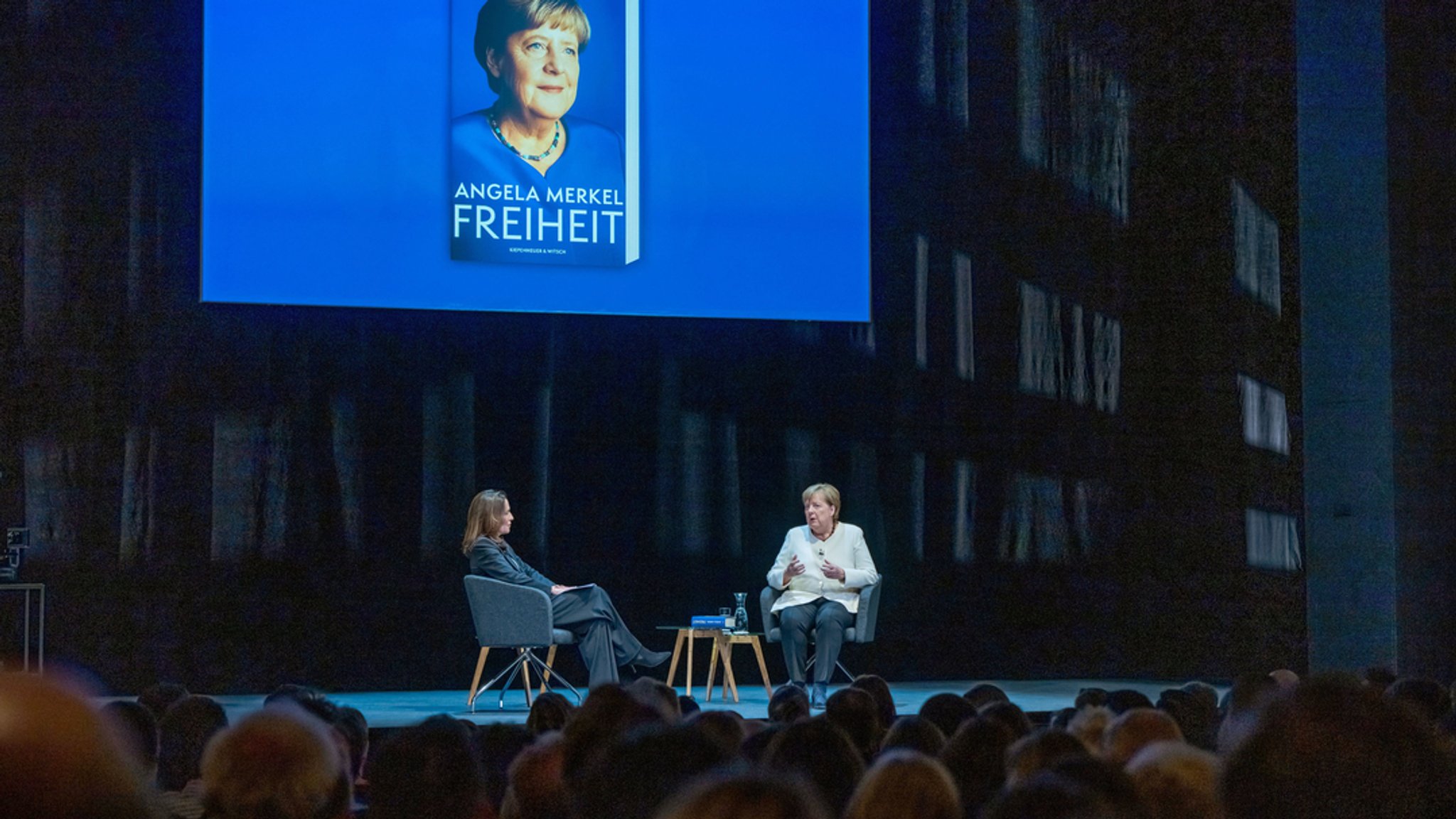  Ex-Kanzlerin Angela Merkel (r) sitzt auf der Bühne des Deutschen Theaters mit Moderatorin Anne Will bei der Vorstellung ihres Buchs «Freiheit.