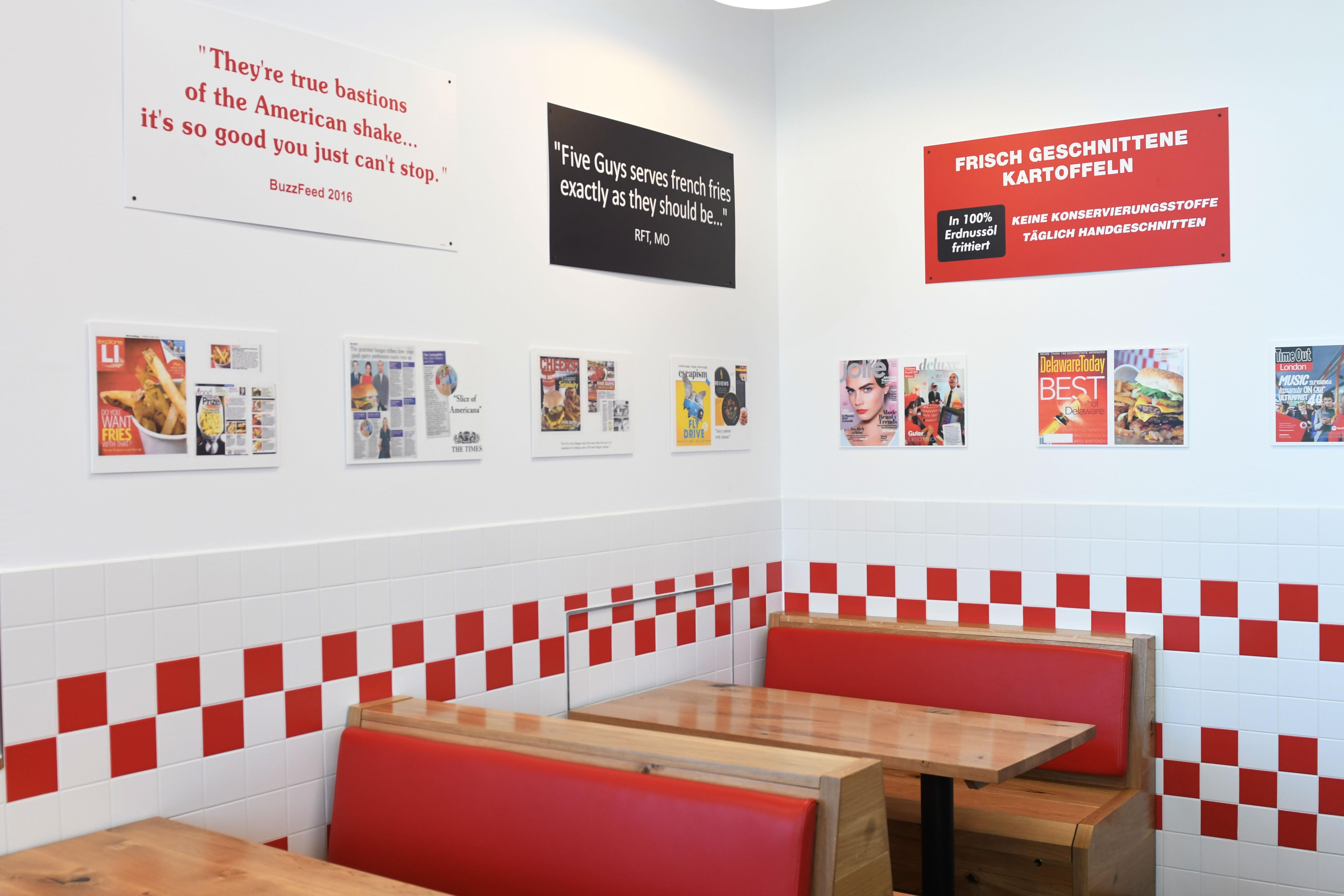 Leere Sitzplätze im Burgerladen "Five Guys" in den Riem Arkaden, München.